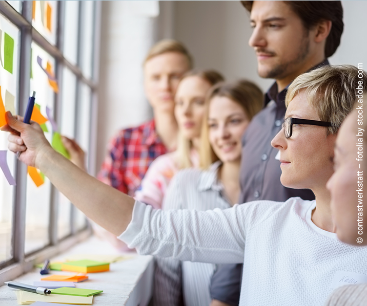 Praxisorientierte Weiterbildung in einer Gruppe und mit Brainstormin-Übung