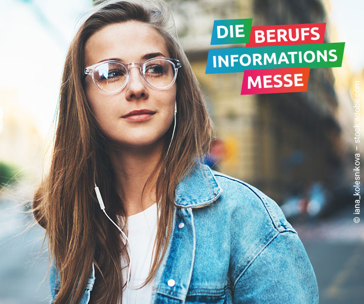 junge Frau mit Brille, langen Haaren und Jeansjacke
