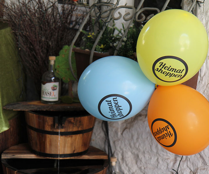Luftballons mit Schriftzug Heimat Shoppen in der Innenstadt