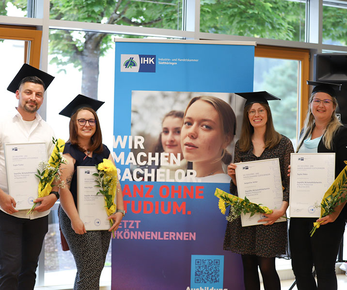 Vier Absolventen der Höheren Berufsbildung erhalten ihre Zeugnisse von der IHK Südthüringen feierlich überreicht