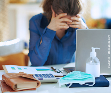 Verzweifelte Unternehmerin aufgrund Corona-Pandemie