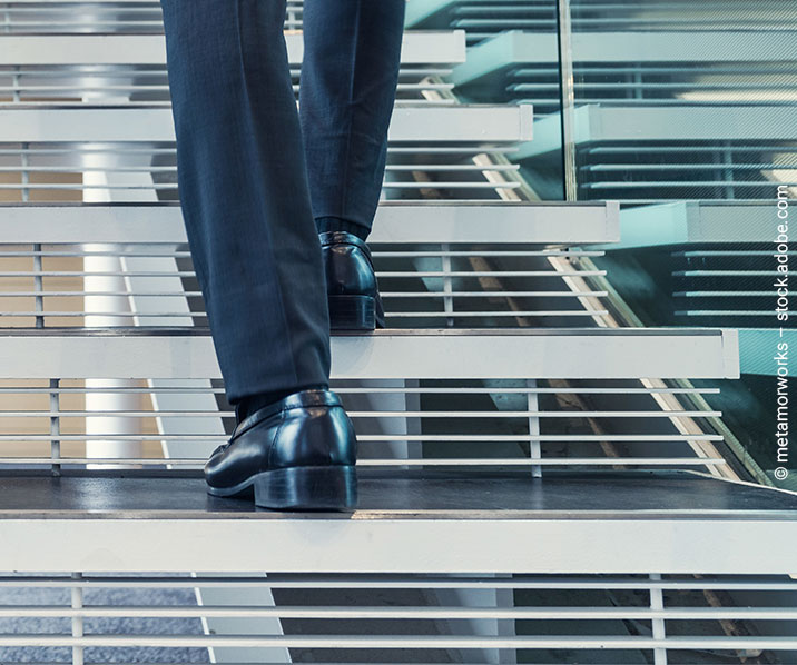 Person erklimmt Stufen