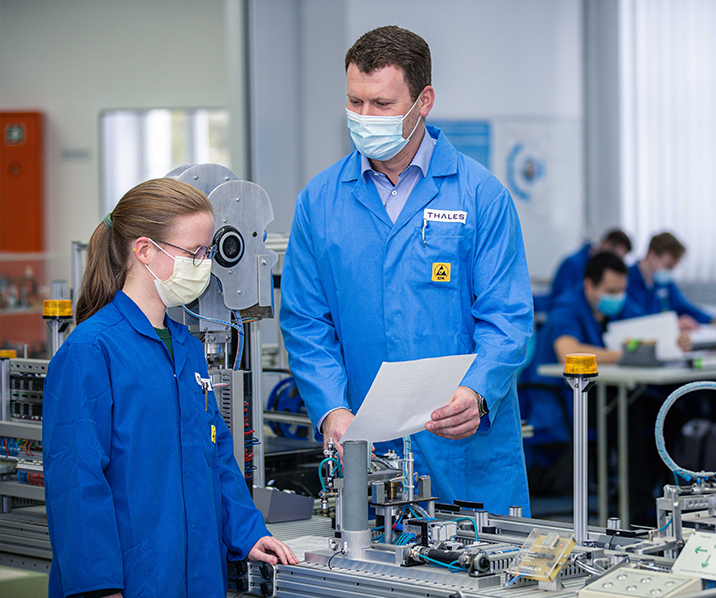 Ausbilder erklärt Azubi etwas