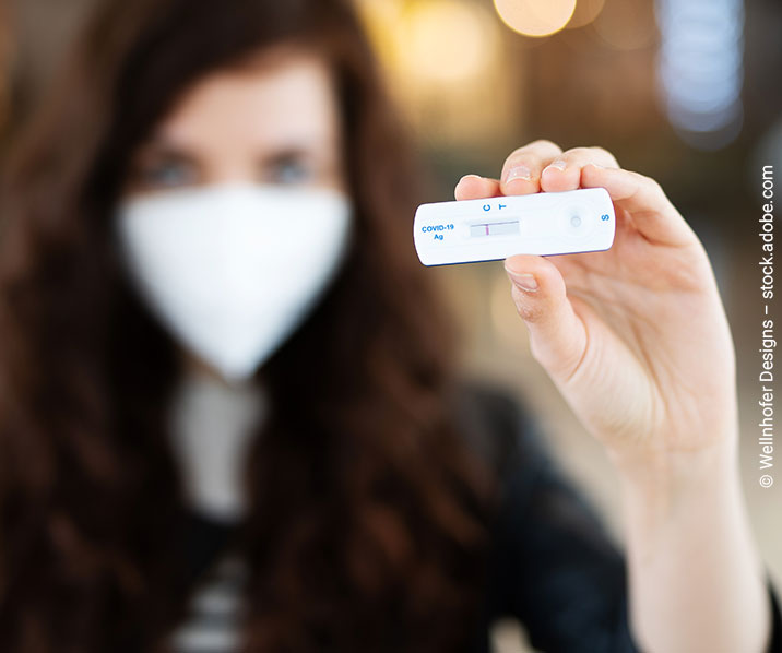 Dame mit Corona-Test und Mund-Nase-Bedeckung