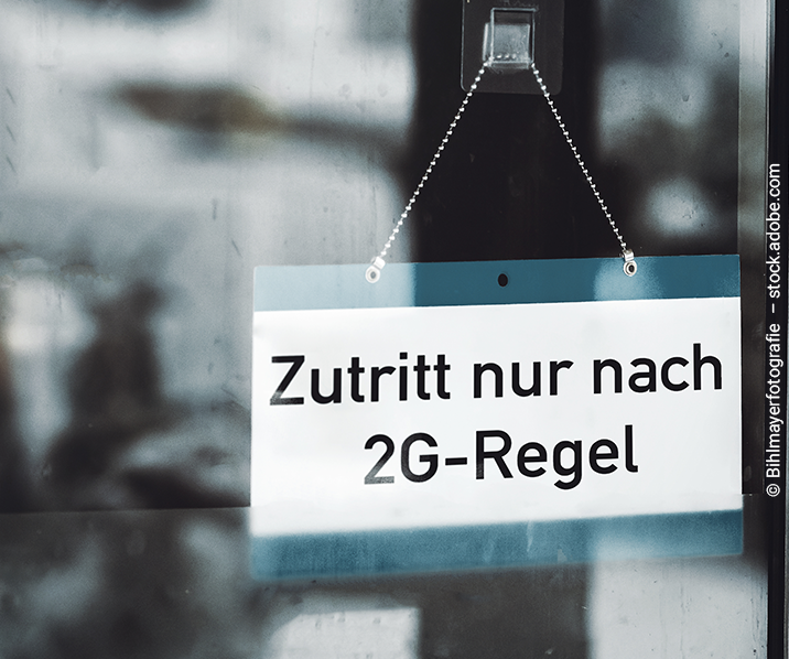 Schild am Schaufenster mit dem Hinweis: Zutritt nur nach 2G-Regel