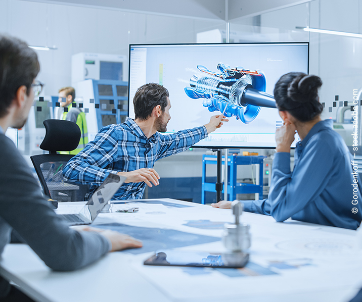 Beratung vor einem Bildschirm mit Abbildung eines Bauteils.