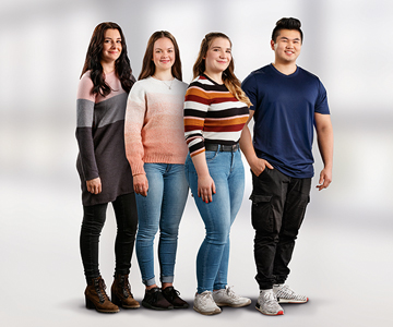 Gruppenfoto: vier Jugendliche