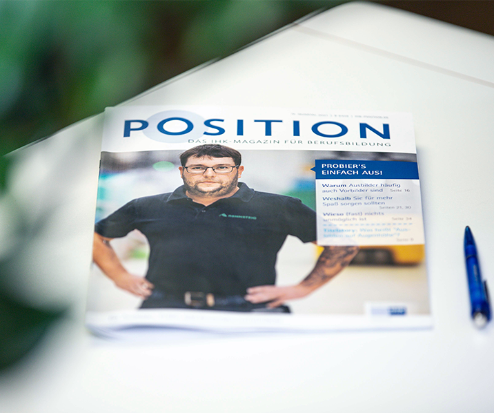 Zeitschrift Position liegt auf einem weißen Tisch