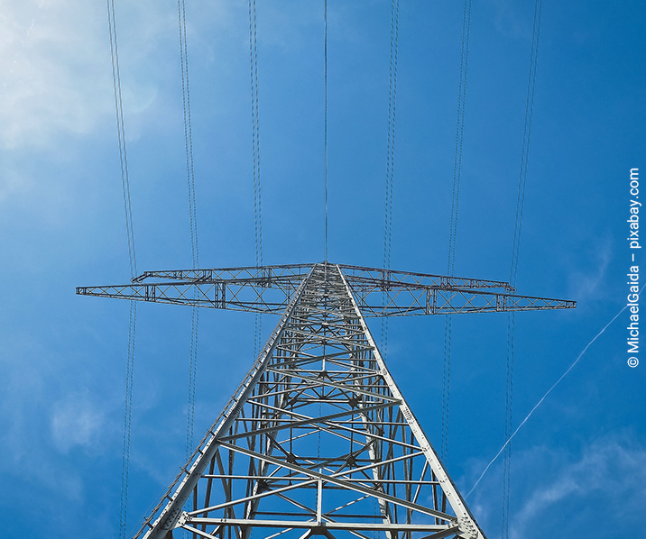 Strommast vor blauem Himmel