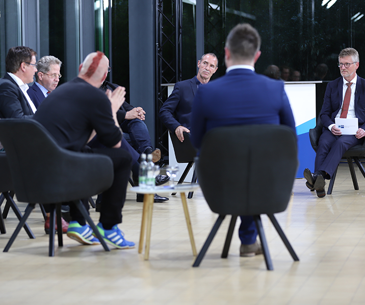 Kandidaten des Wahlkreieses 196 sitzen zur Diskussion in einem Halbkreis