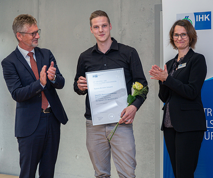 IHK-Hauptgeschäftsführer Dr. Ralf Pieterwas und die Leiterin der Aus- und Weitebildung, Anja Boller, überreichen die Abschlusszeugnisse an die Absolventen.