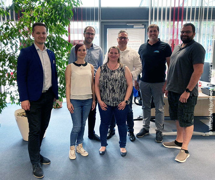 Gruppenfoto des alten und neuen Vorstandes der Wirtschaftsjunioren Thüringer Wald 
