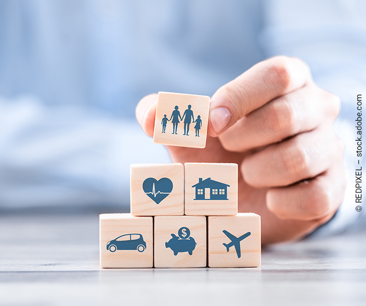 Hand stapelt Würfe mit Symbolen der Work-Life-Balance.