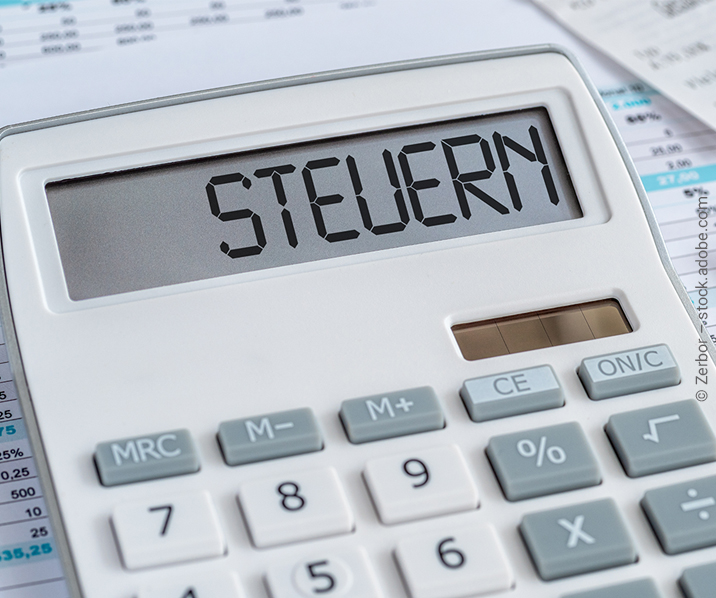 Taschenrechner mit der Anzeige "Steuern" im Display