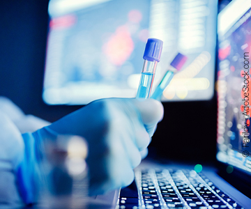 Hände mit Gummihandschuhe halten Teströhrchen