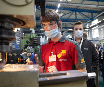 Während der AZUBI TOUR in seinem Ausbildungsunternehmen Sandvik Tooling GmbH gab Yanneck Roth live Einblicke in seine Arbeit an den Maschinen in der Lehrwerkstatt.