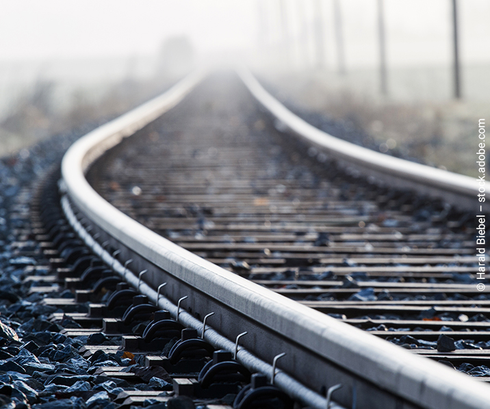 Bahnschienen im Nebel
