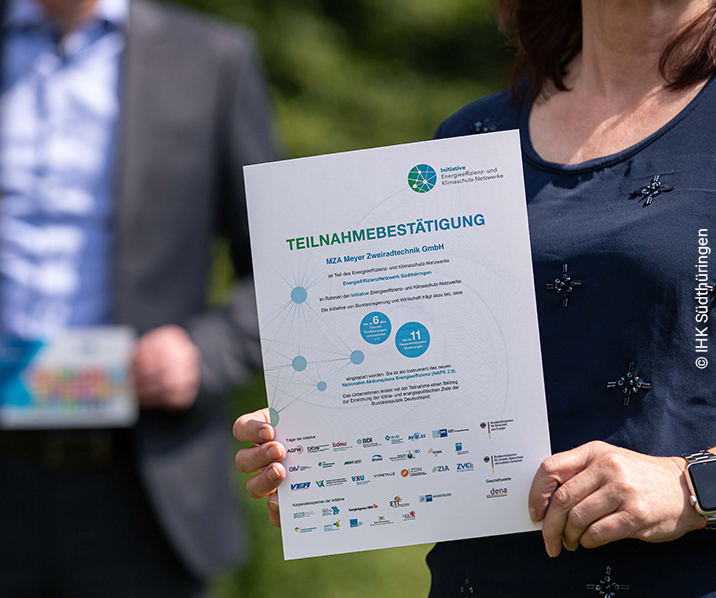 Sieben Südthüringer Unternehmen wollen sich im Energieeffizienz-Netzwerk Thüringen um Energieeinsparungen zum Schutz des Klimas einsetzen / Unternehmerin hält Teilnehmerzertifikat am Tag der Gründung am 22. Juli 2021