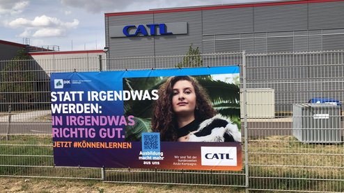 Fassadenbanner Ausbildungskampagne CATL Arnstadt