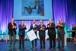 Gruppenbild der Gratulanten mit den MuT-Preisträgern der Hörgeräte Möckel GmbH.