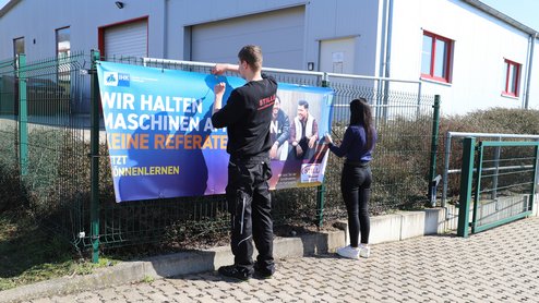 Azubis befestigen Fassadenbanner Ausbildungskampagne Stille GmbH Schmalkalden
