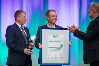 Mit dem MuT-Preis 2018 Mitarbeiter sind Zukunft wurde das Unternehmen ADVA Optical Networking SE ausgezeichnet. Den Preis nahmen Jens Schott und Peter Lohfink entgegen.