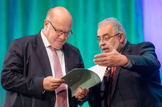 IHK Präsdient Doktor Traut übergibt Forderungspapier der Südthüringer Wirtschaft an den Bundeswirtschaftsminister
