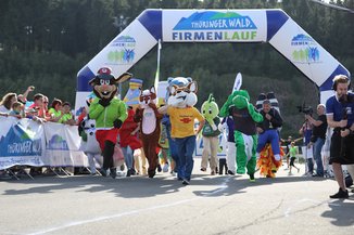 Maskottchen laufen zum Maskottenrennen zum Thüringer Wald Firmenlauf