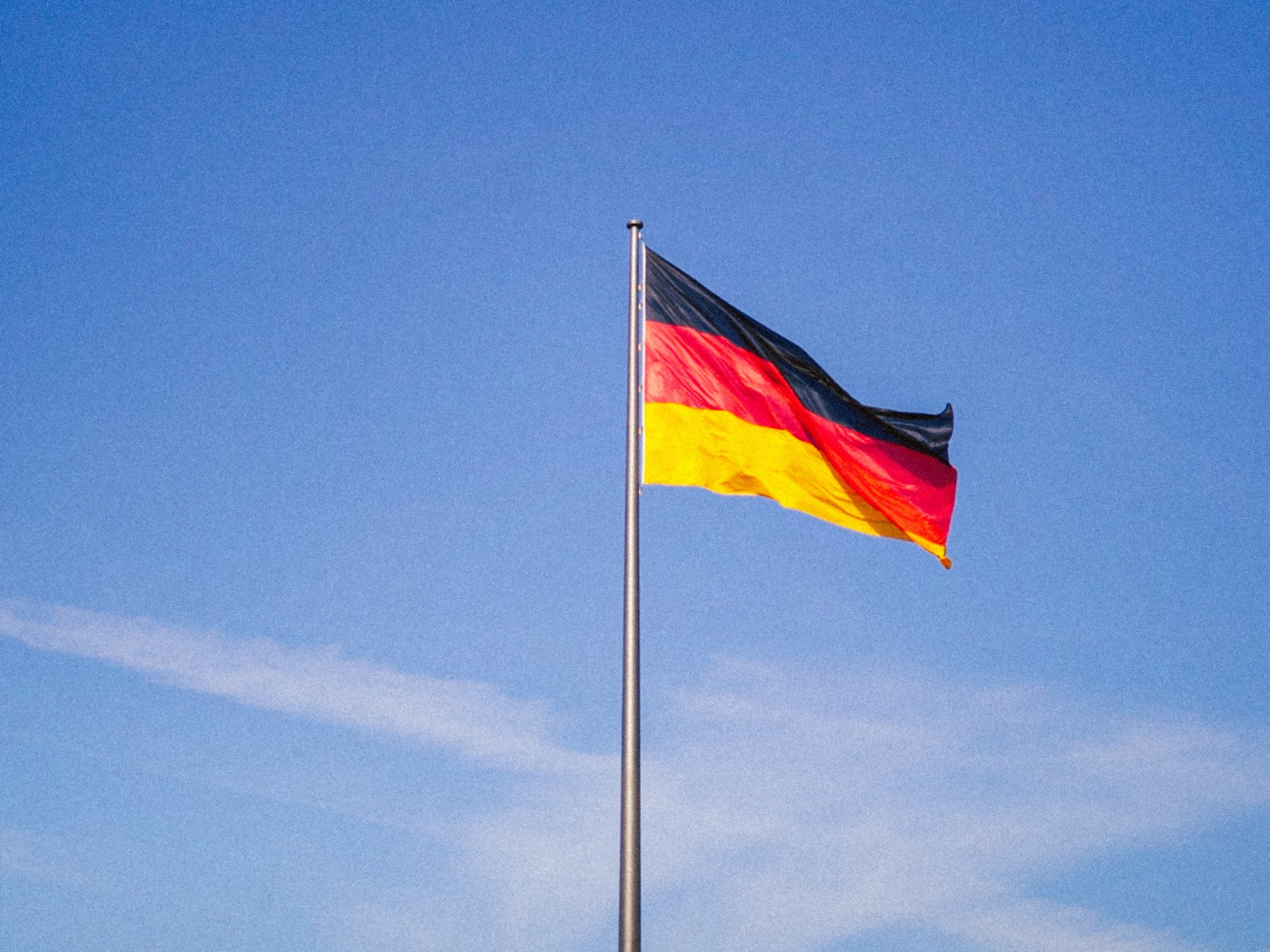 Deutschlandfahne an Mast auf dem Platz der Republik