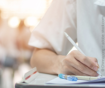 Mann schreibt eine Prüfung